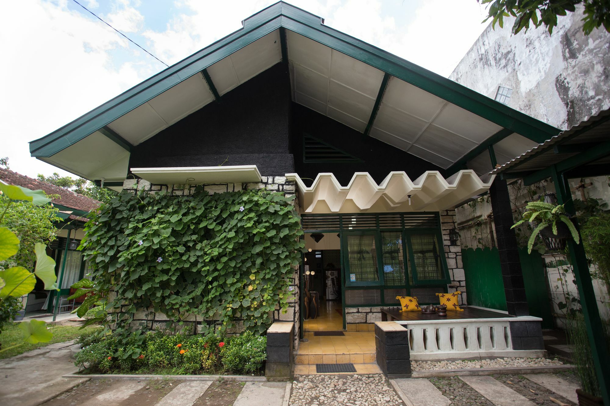 Mango Tree Dipudjo Guest house 2*